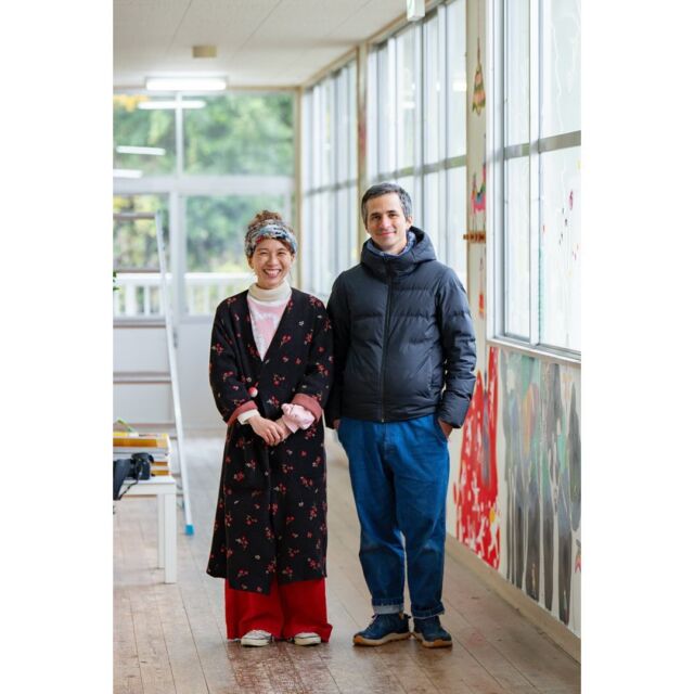 感謝💐
2階B棟の壁に、嘉麻市のアーティスト
ウエノアイさんとライアンアンドリューズさんが
素敵な壁画を描いてくださいました🙌🏻🌱🎨🖌️
制作期間中、スタッフも毎日楽しみで、
どんな絵になるんだろう?とワクワクしておりました🫶🏻
時間が経つにつれてぐんぐんと伸びていった壁画には
ちいさな子たち、たくさんの動物、きらきらした植物などなど
見つけるのが楽しくなっちゃう🌱
窓にも絵が描かれているので、外の景色と重ねたり
開けると絵と絵が重なったり…☀️
いいかねPaletteに来た際はぜひぜひ廊下を歩いて見てくださいね◎
そして、推しを見つけてみて💡
ウエノアイさん、ライアンアンドリューズさん
本当にありがとうございました💐
#いいかねpalette #iikanepalette #おいとま食堂 #tascoffee #金沢屋田川店 #めだかのガッコウ #ちくほう竹活 #田川 #アーツトンネル #livinganywherecommons